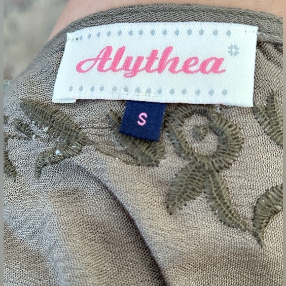 Alythea. Stylish olive Sleeveless Top Size S - Picture 8 of 9
